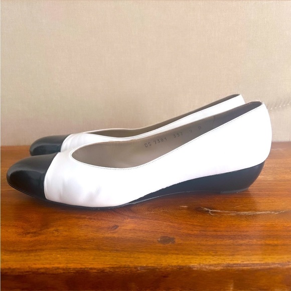 VINTAGE SALVATORE FERRAGAMO Black & White Leather Small Wedge Heel Flats Sz 9 - Picture 6 of 13